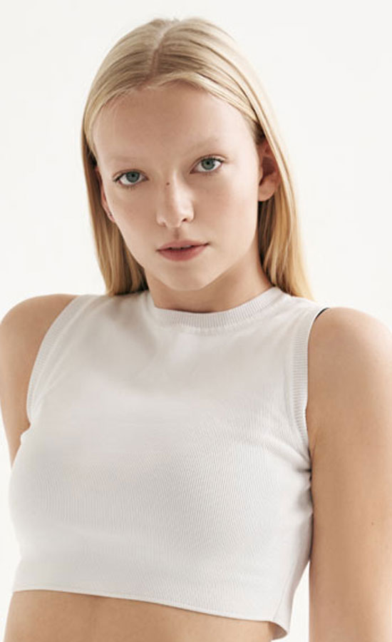 Linda Mohnke<br /><span class="model-data-overview">EU 178cm | US 5′ 10 »</span>