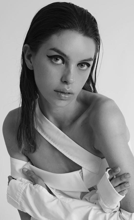 Lina Jahn<br /><span class="model-data-overview">EU 174cm | US 5′ 8“</span>